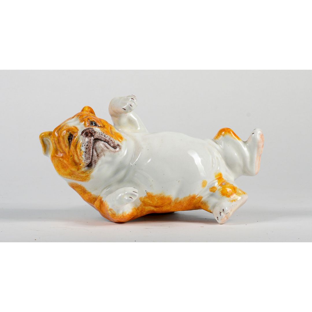Statua scultura in ceramica bulldog a pancia in su sdraiato stile Guido Cacciapuoti