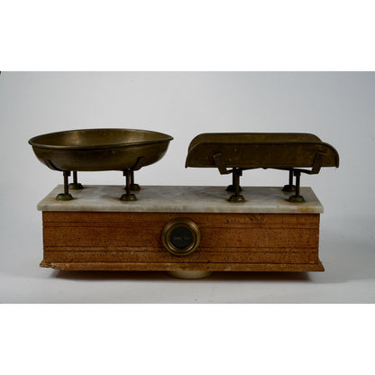 Bilancia antica con segni del tempo  piano in marmo piatti in ottone marcati Italia epoca primo 900