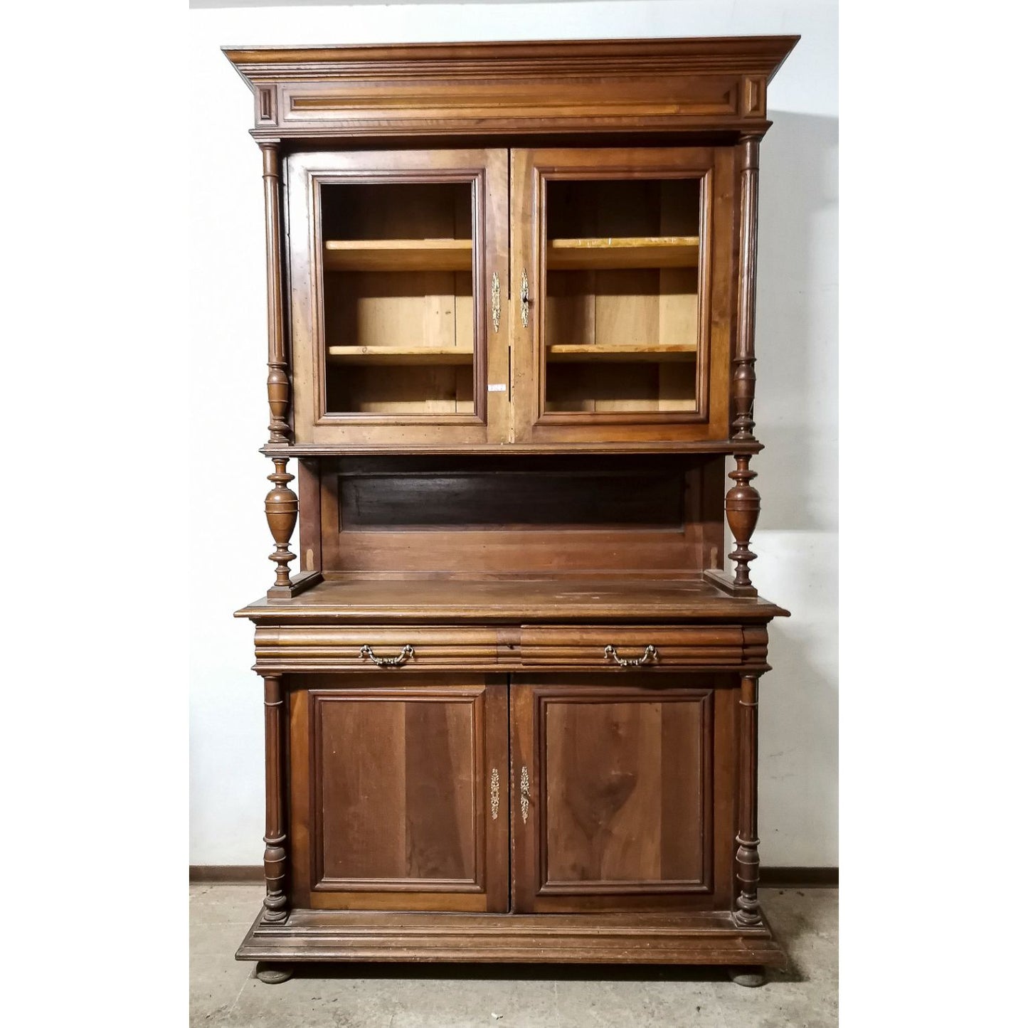 Credenza in noce massello a due corpi  Italia seconda metà dell'800