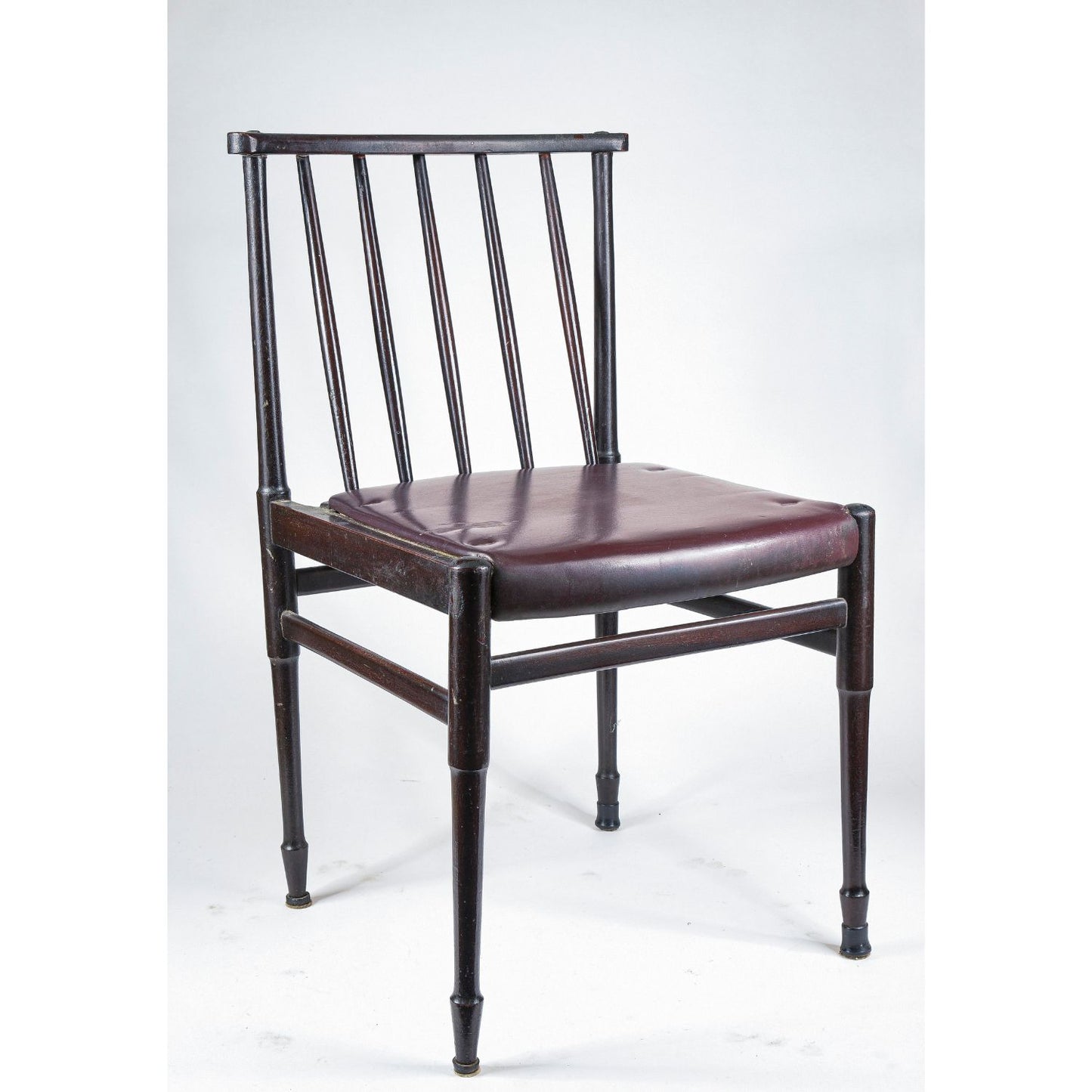 Sedia vintage in legno tinto scuro e similpelle con segni del tempo anni 60