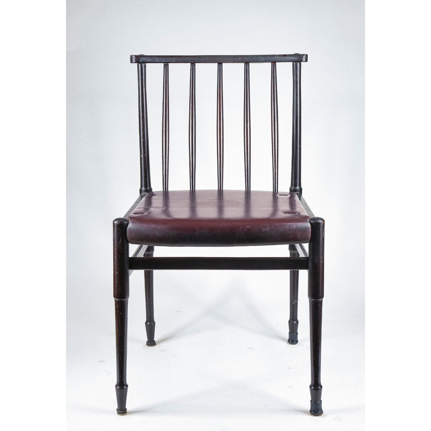 Sedia vintage in legno tinto scuro e similpelle con segni del tempo anni 60