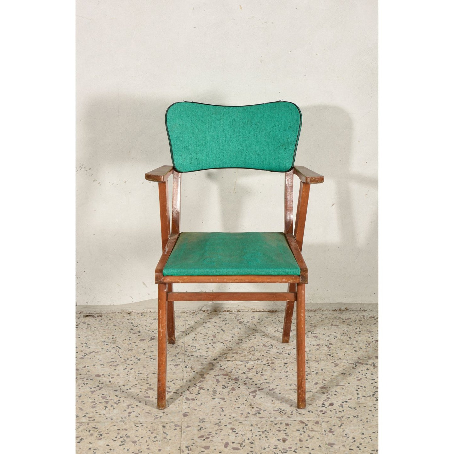 Sedia con braccioli, struttura in legno massello e seduta con spalliera in similpelle verde Italia   1960