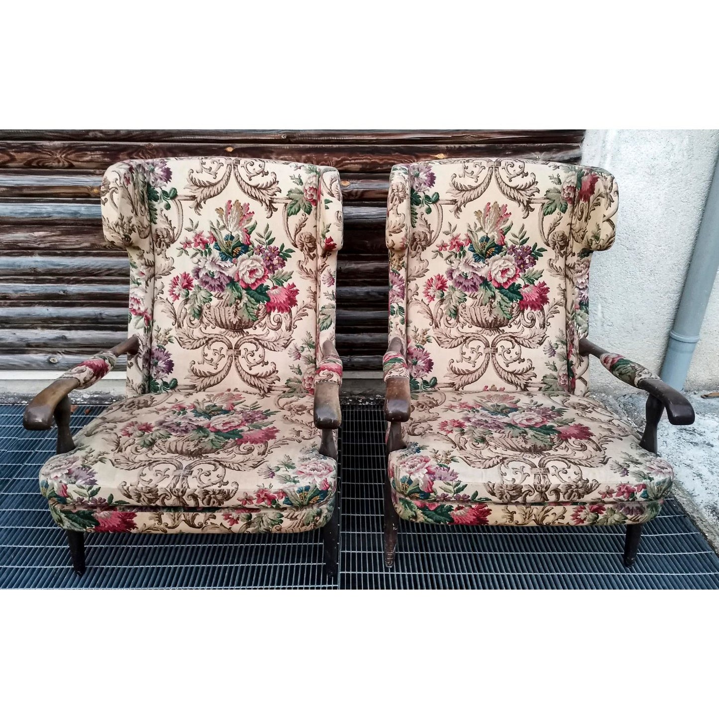 Coppia poltrone in tessuto colorato damascato design 1980