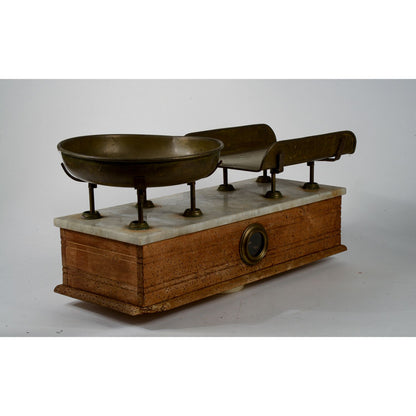 Bilancia antica con segni del tempo  piano in marmo piatti in ottone marcati Italia epoca primo 900