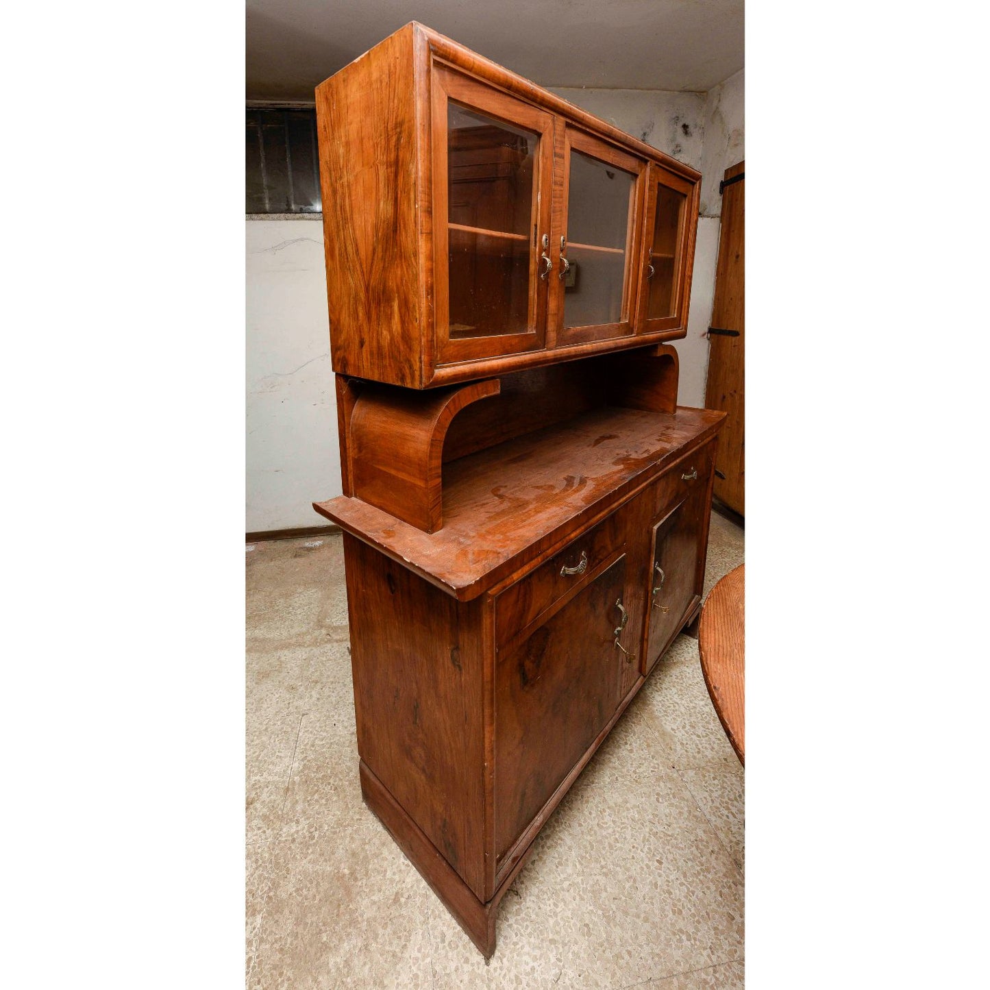 Credenza 2 ante e 2 cassetti con vetrina rialzata a tre ante anni 40