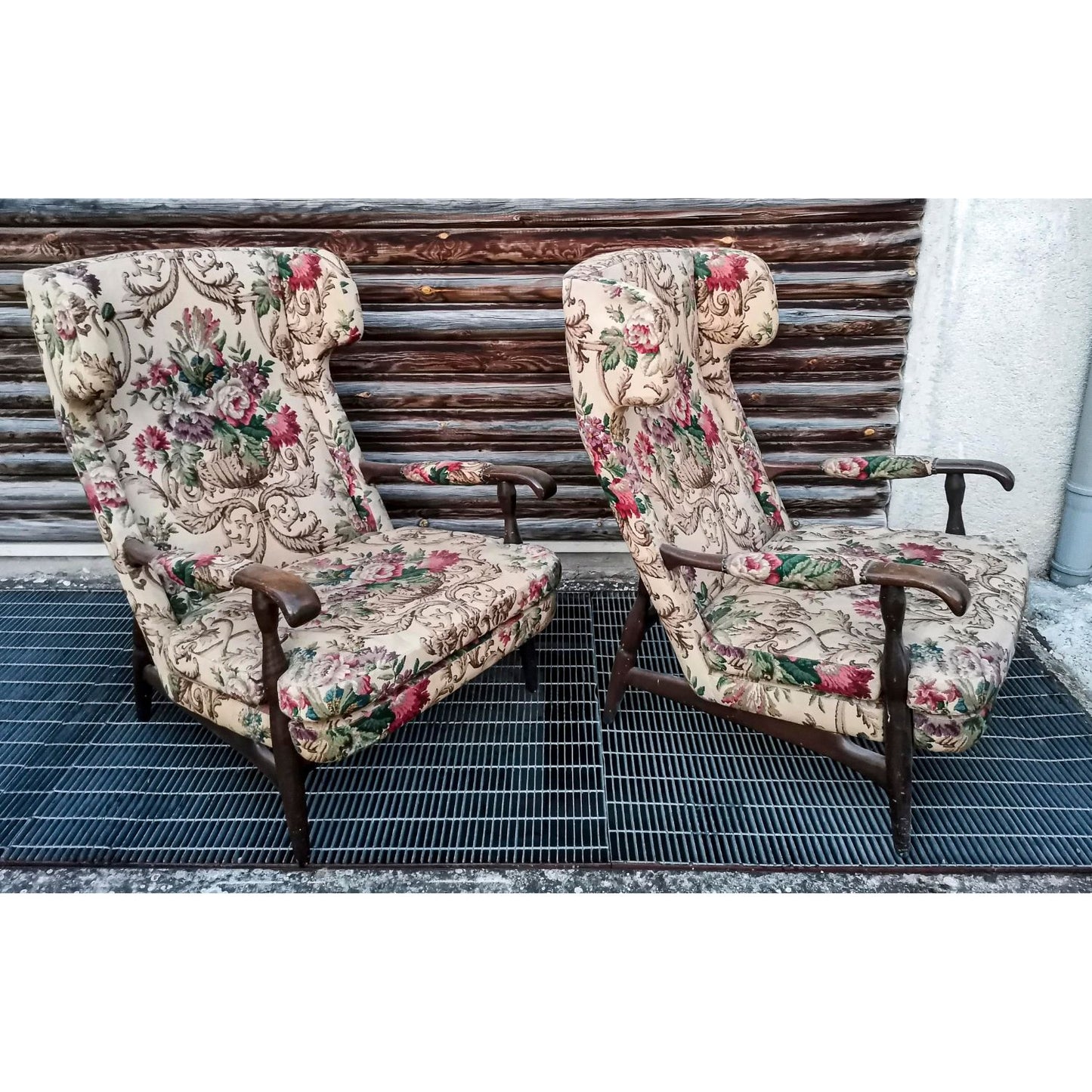 Coppia poltrone in tessuto colorato damascato design 1980