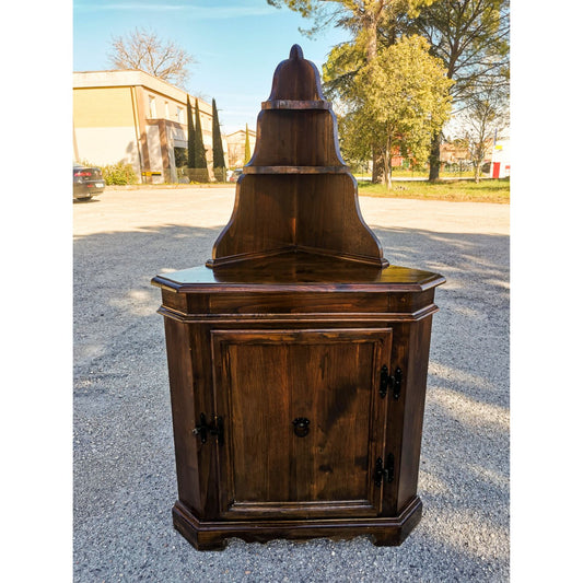 Angoliera  con un'anta e piattaia  realizzata in legno di abete massello Italia 1960