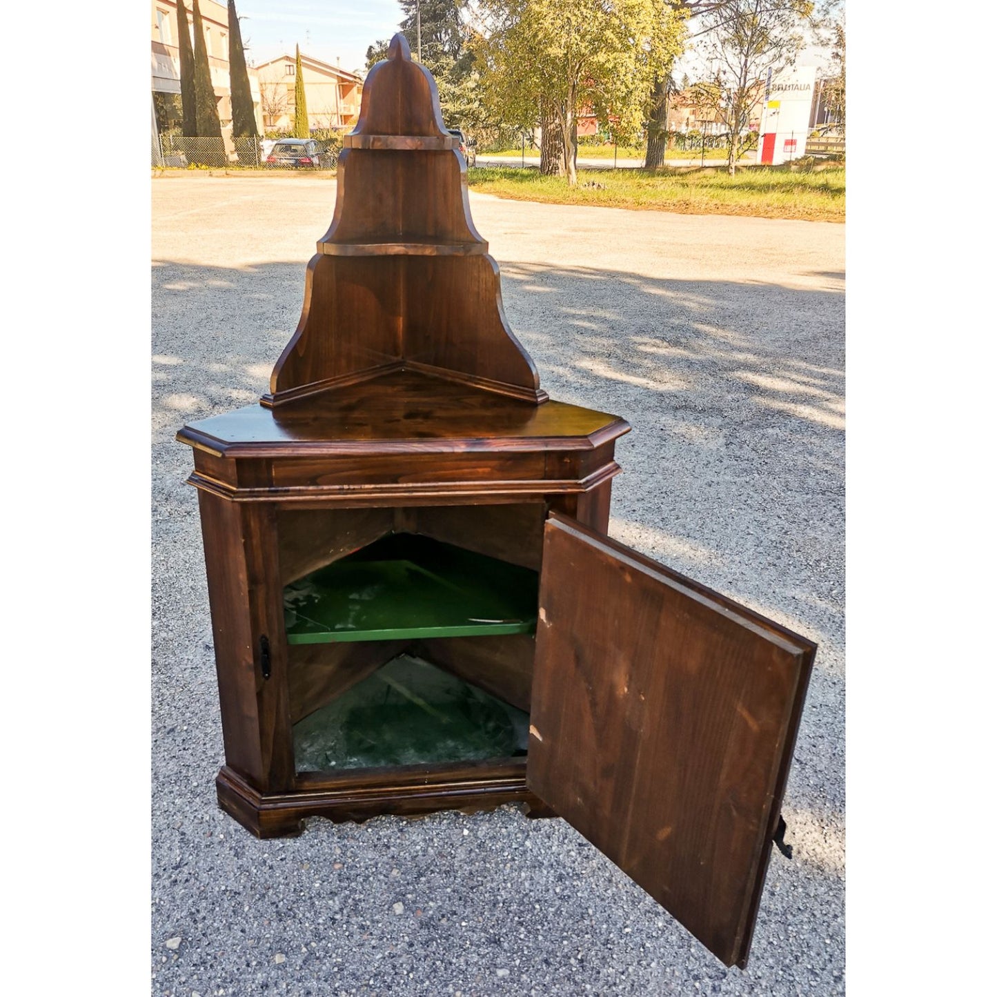 Angoliera  con un'anta e piattaia  realizzata in legno di abete massello Italia 1960