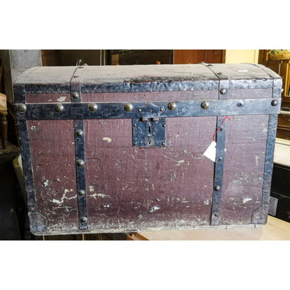 Baule da viaggio in legno e metallo rivestito in tessuto con evidenti segni del tempo Italia epoca primo 900