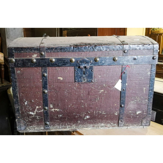 Baule da viaggio in legno e metallo rivestito in tessuto con evidenti segni del tempo Italia epoca primo 900