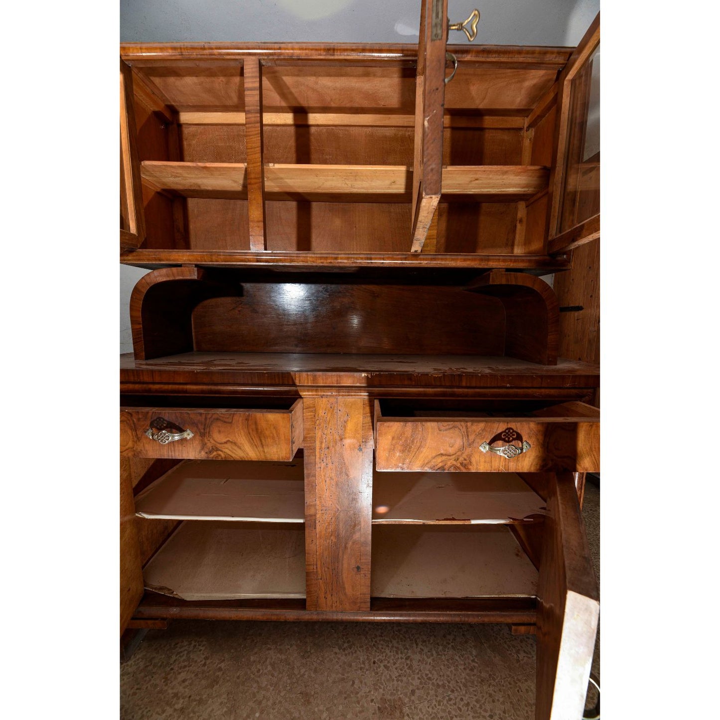 Credenza 2 ante e 2 cassetti con vetrina rialzata a tre ante anni 40