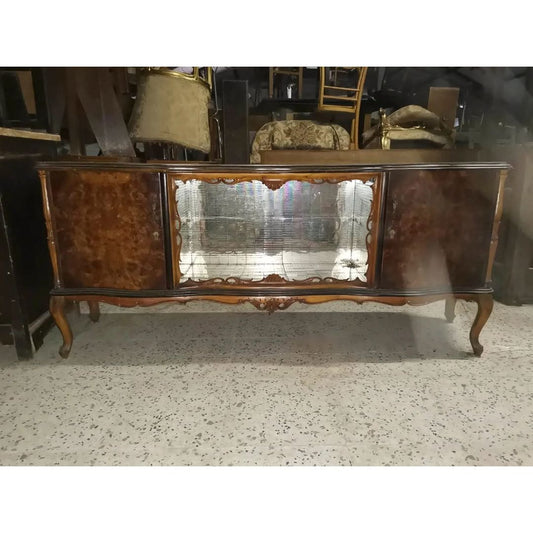 Credenza chippendale  con vetrina centrale e decori intagliati. Italia 1950