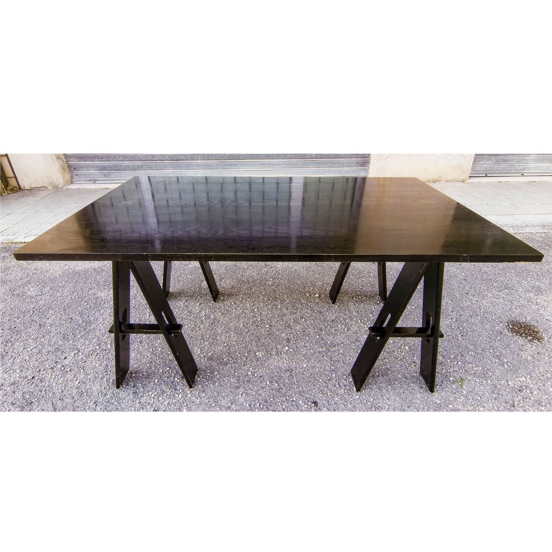 Tavolo in legno colorato nero ditta Acerbis con gambe pieghevoli richiudibili Italia 1980