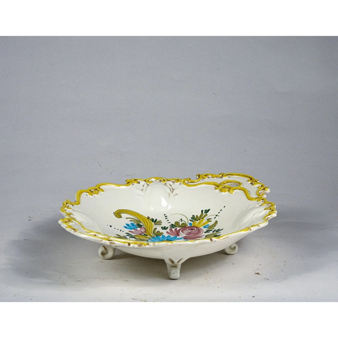 Piatto in ceramica decorato con fiori bianco bordi gialli firmato Bozzi Appignano Italia 1980