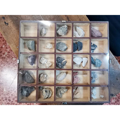 Gruppo di 4 teche  per scuola contenenti  minerali anni primi 900