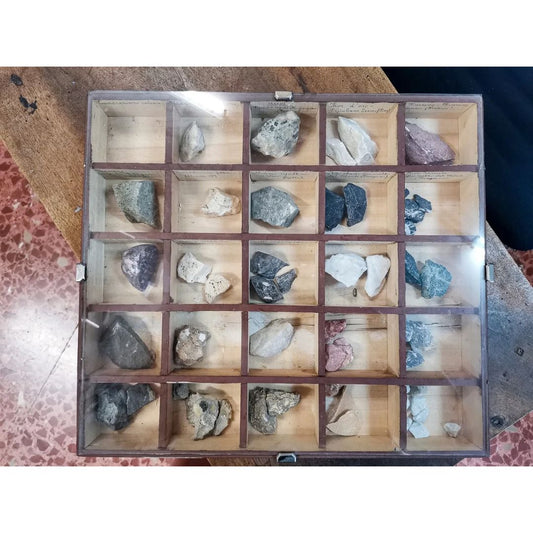 Gruppo di 4 teche  per scuola contenenti  minerali anni primi 900