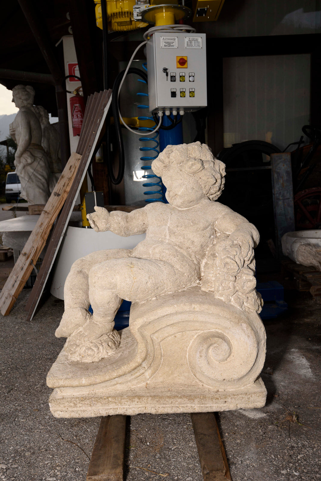 Putto in pietra scolpita Italia epoca fine 800