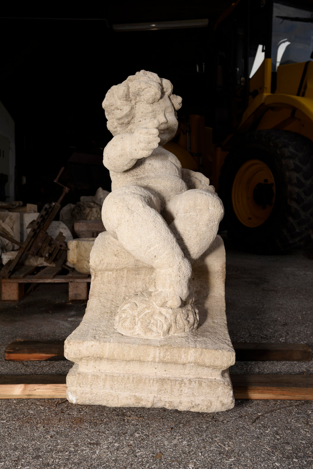Putto in pietra scolpita Italia epoca fine 800