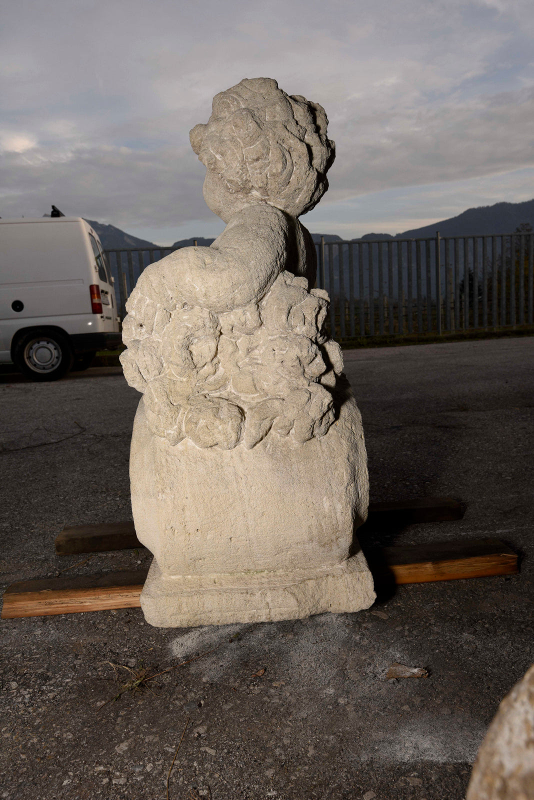 Putto in pietra scolpita Italia epoca fine 800
