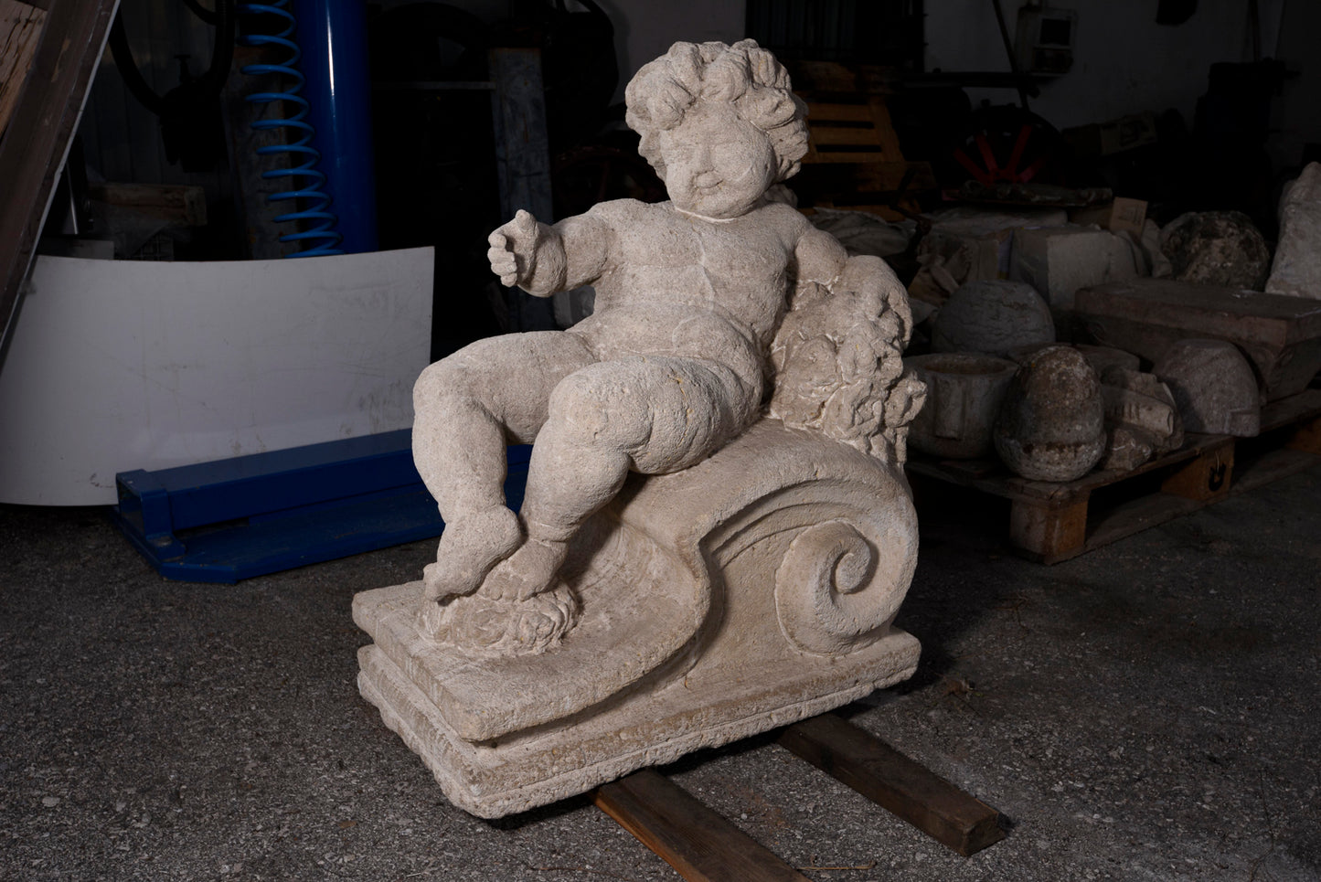 Putto in pietra scolpita Italia epoca fine 800