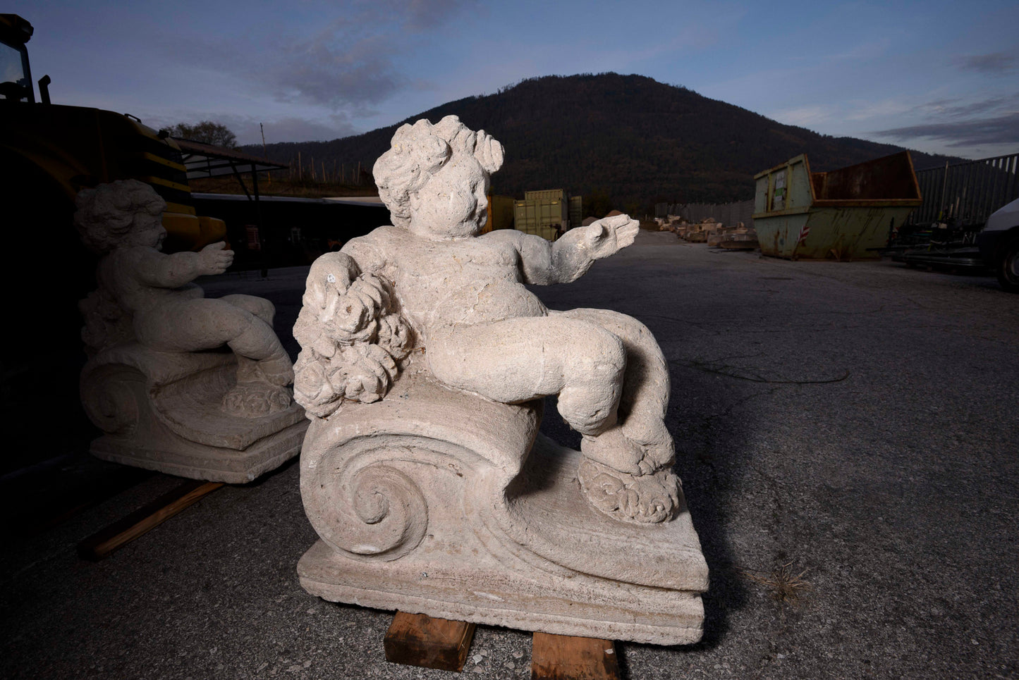 Putto in pietra scolpita Italia epoca fine 800