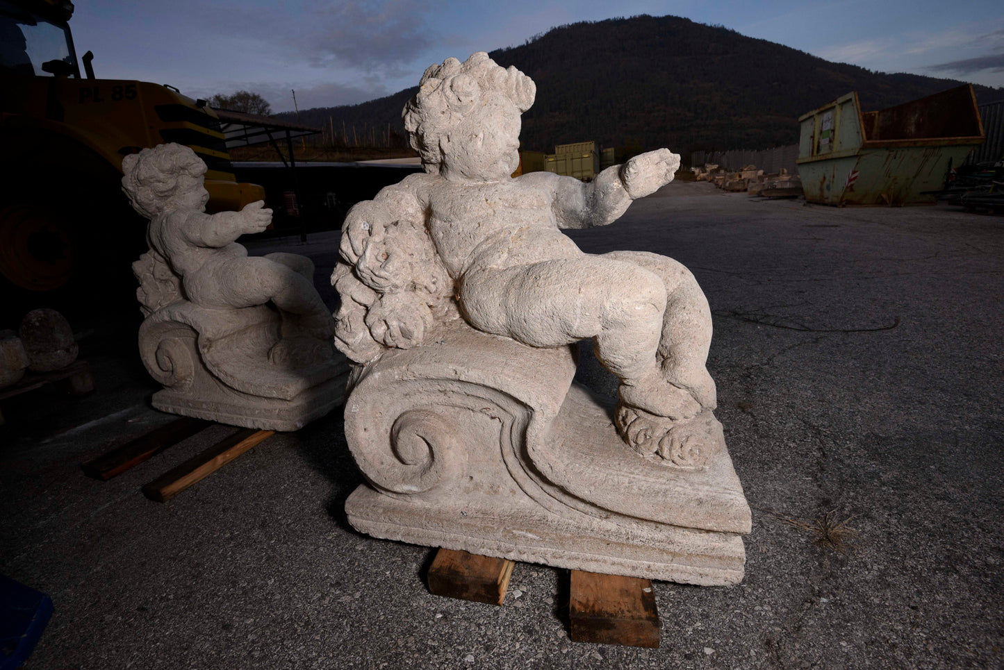 Putto in pietra scolpita Italia epoca fine 800