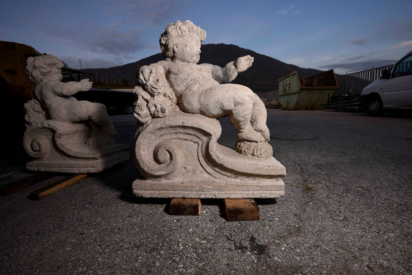 Putto in pietra scolpita Italia epoca fine 800