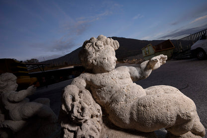 Putto in pietra scolpita Italia epoca fine 800