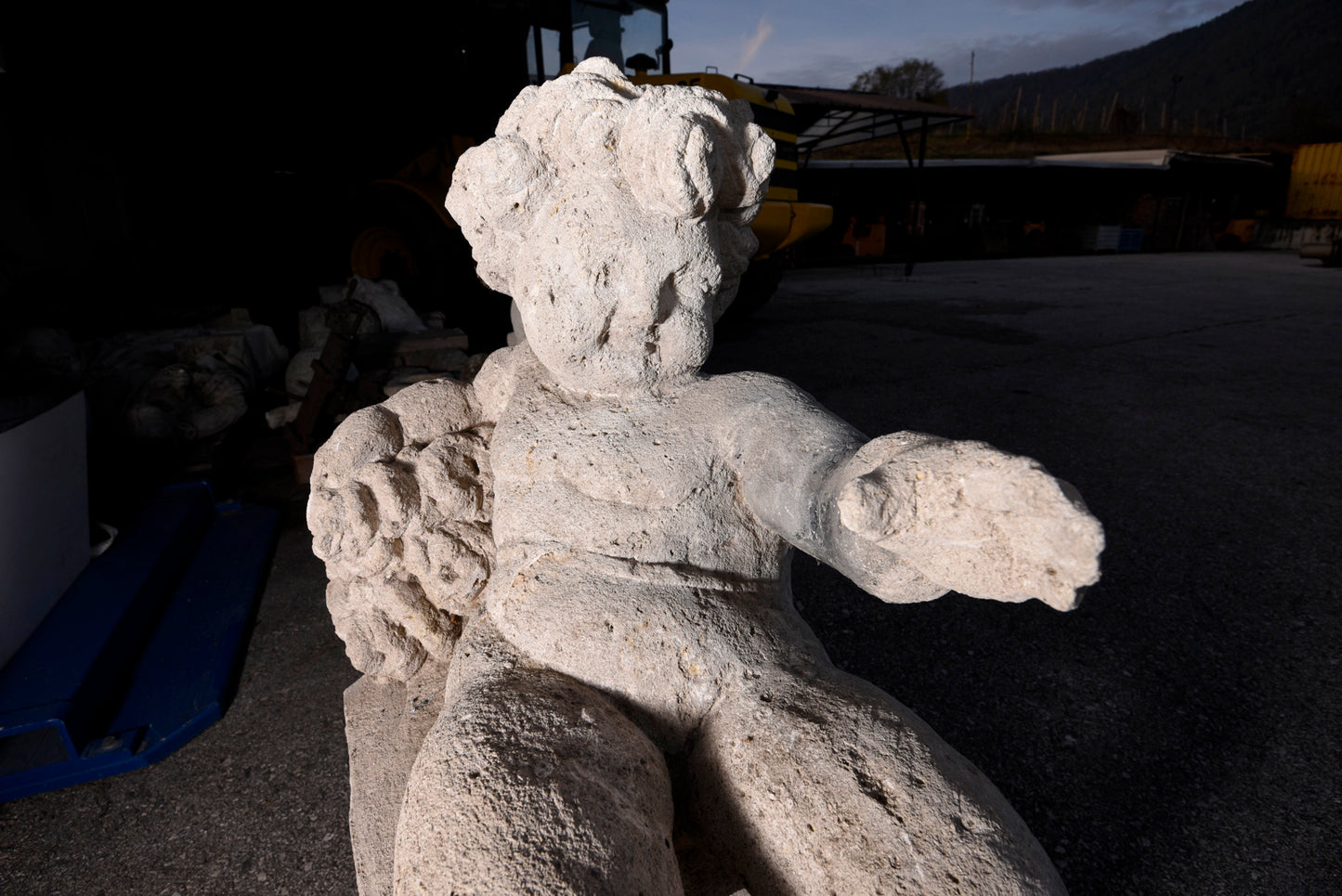 Putto in pietra scolpita Italia epoca fine 800