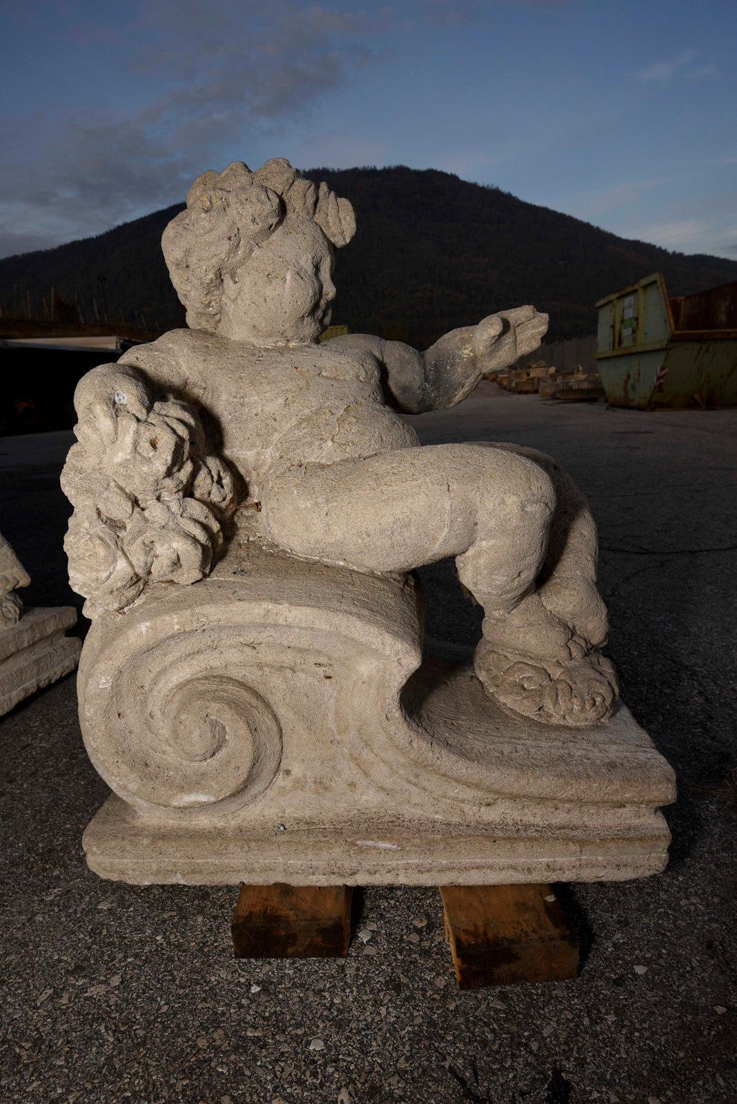 Putto in pietra scolpita Italia epoca fine 800