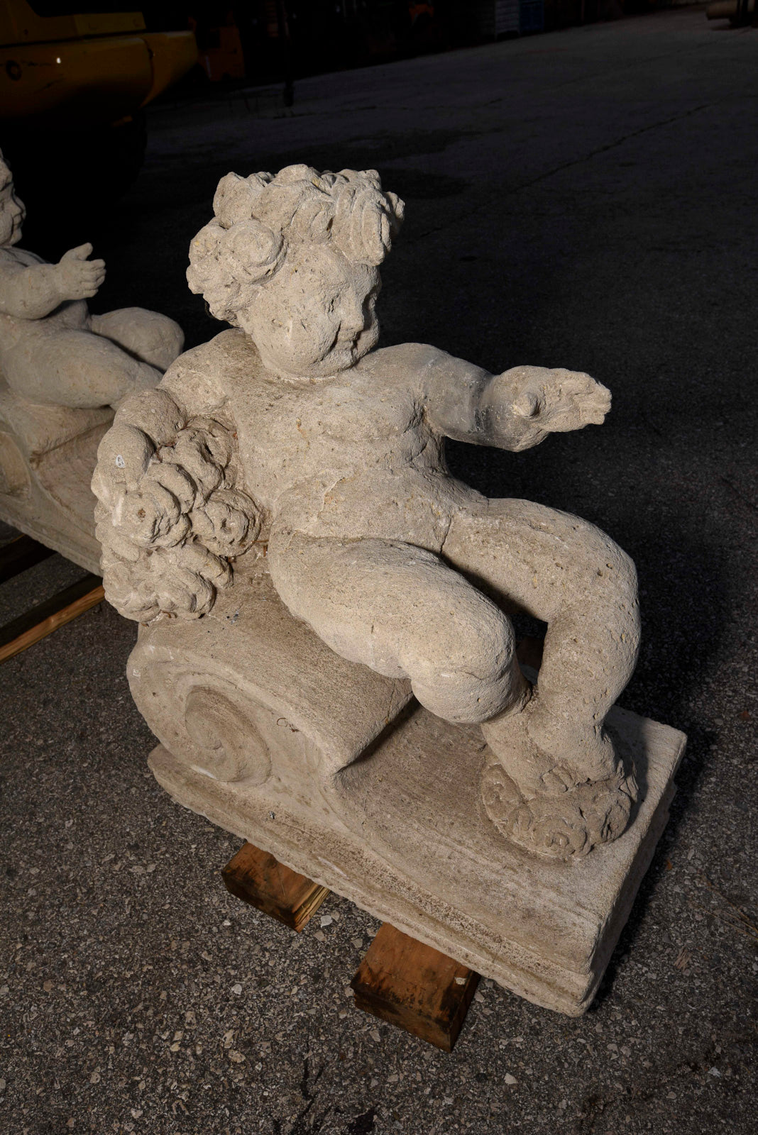 Putto in pietra scolpita Italia epoca fine 800