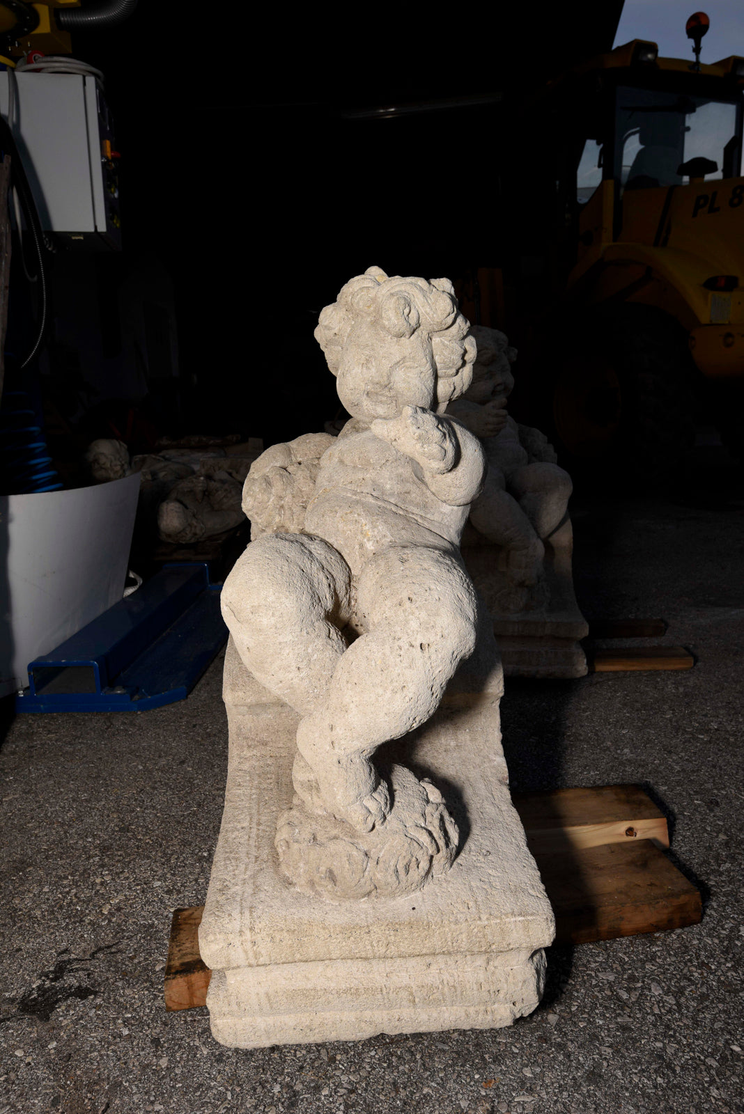 Putto in pietra scolpita Italia epoca fine 800