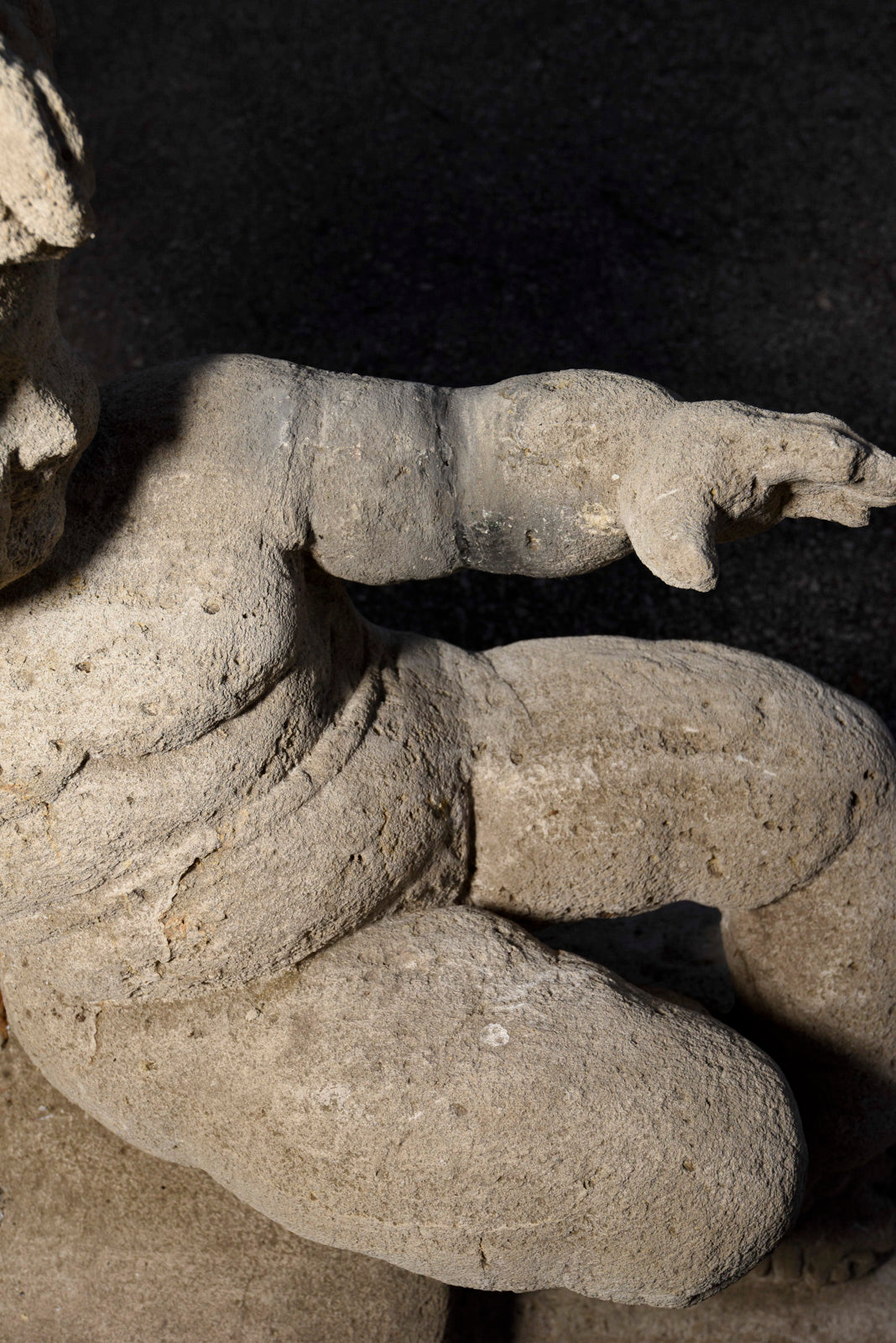 Putto in pietra scolpita Italia epoca fine 800
