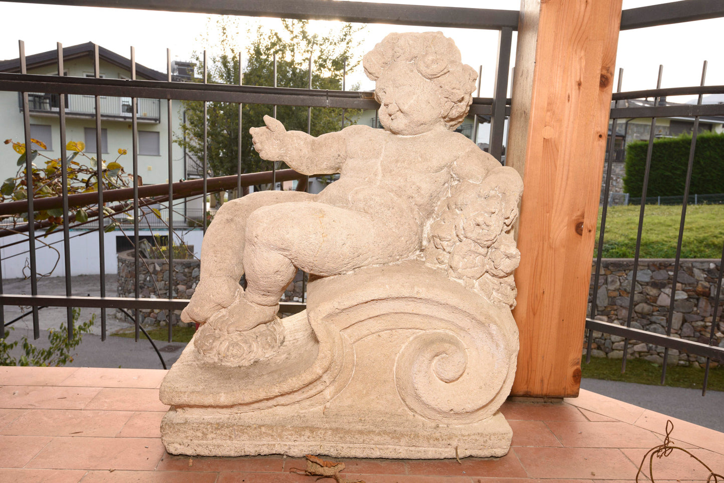 Putto in pietra scolpita Italia epoca fine 800