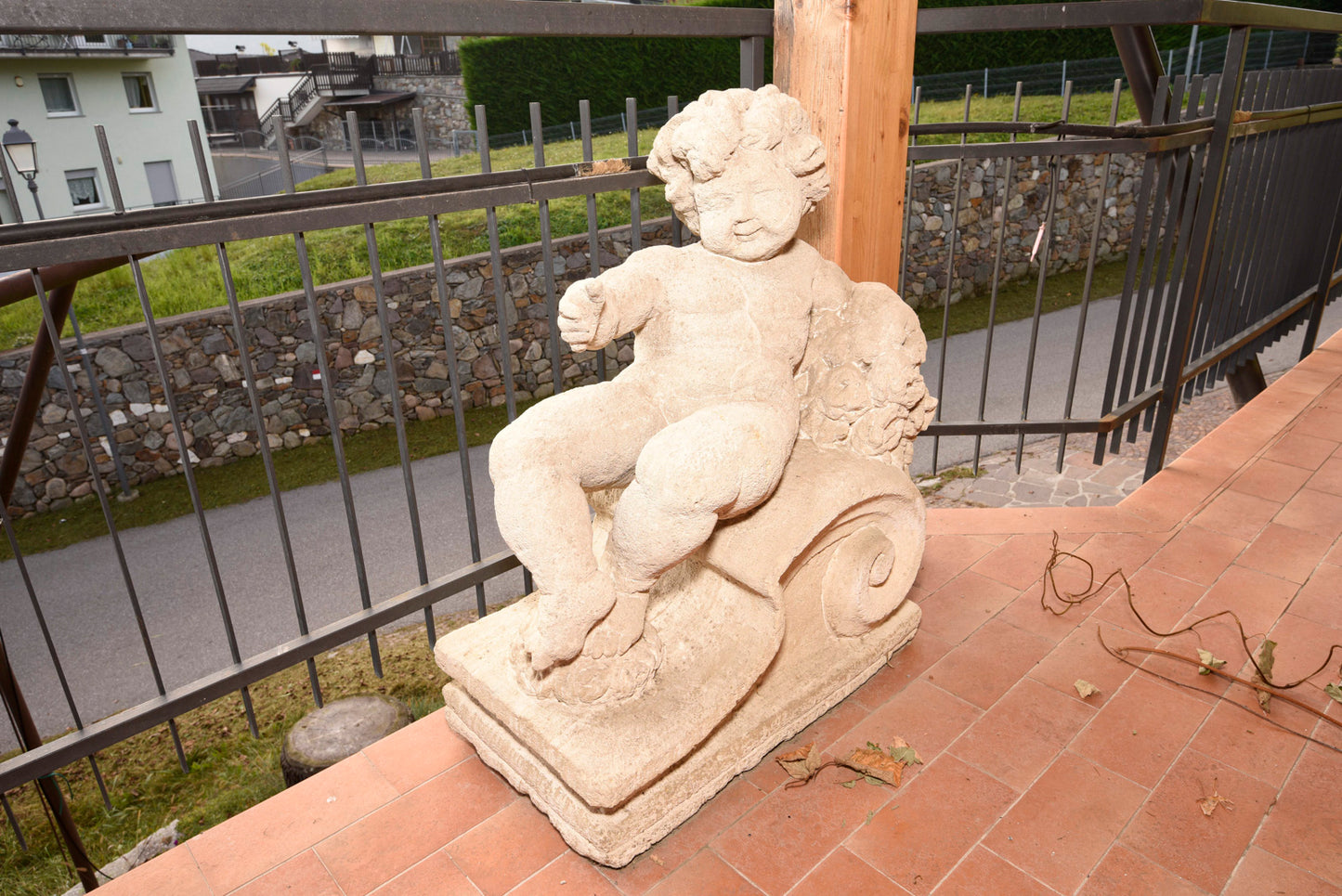 Putto in pietra scolpita Italia epoca fine 800