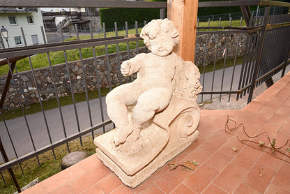 Putto in pietra scolpita Italia epoca fine 800