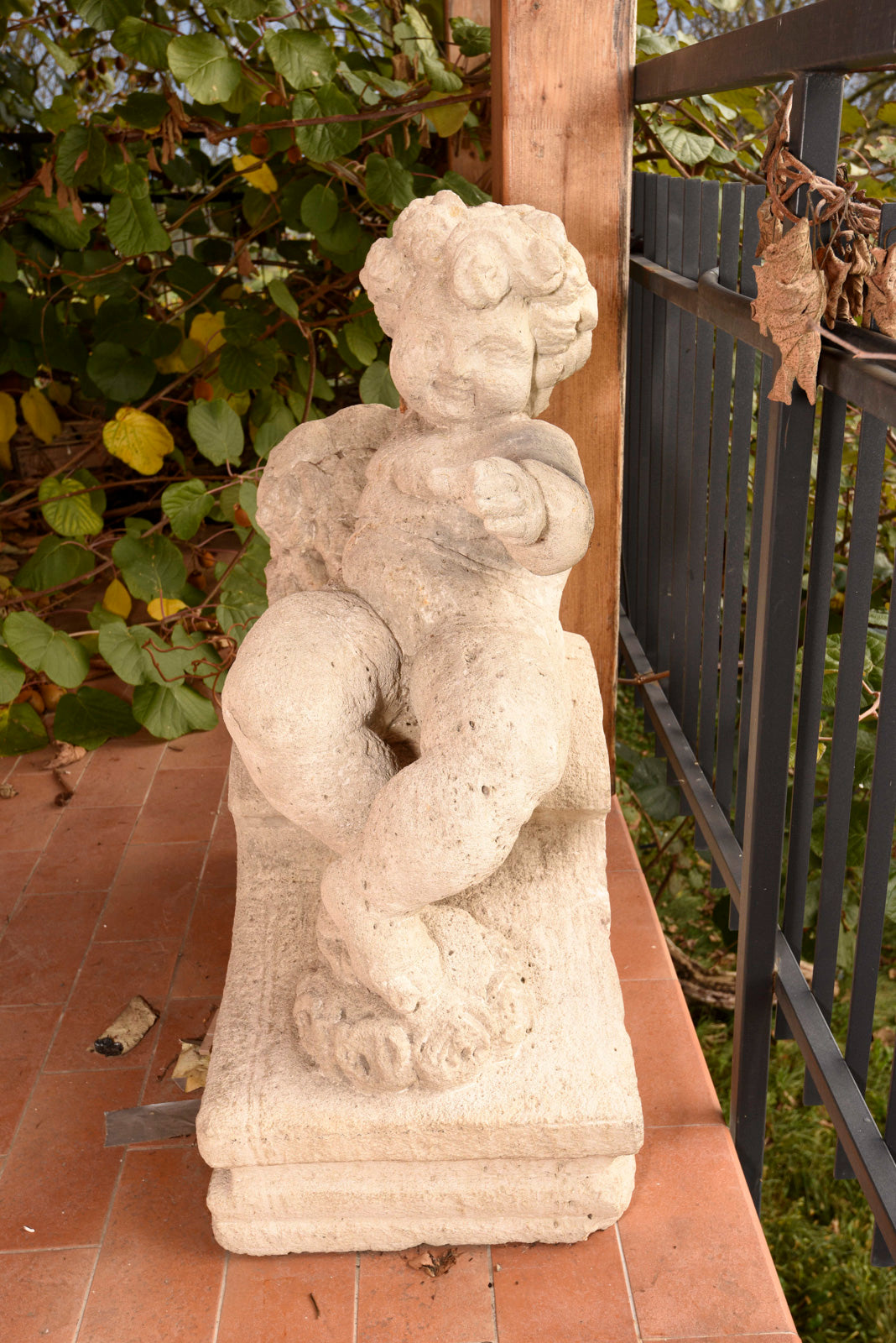 Putto in pietra scolpita Italia epoca fine 800