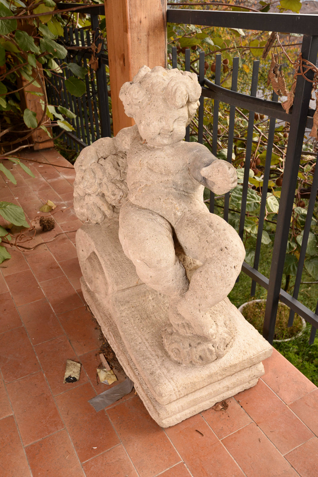 Putto in pietra scolpita Italia epoca fine 800