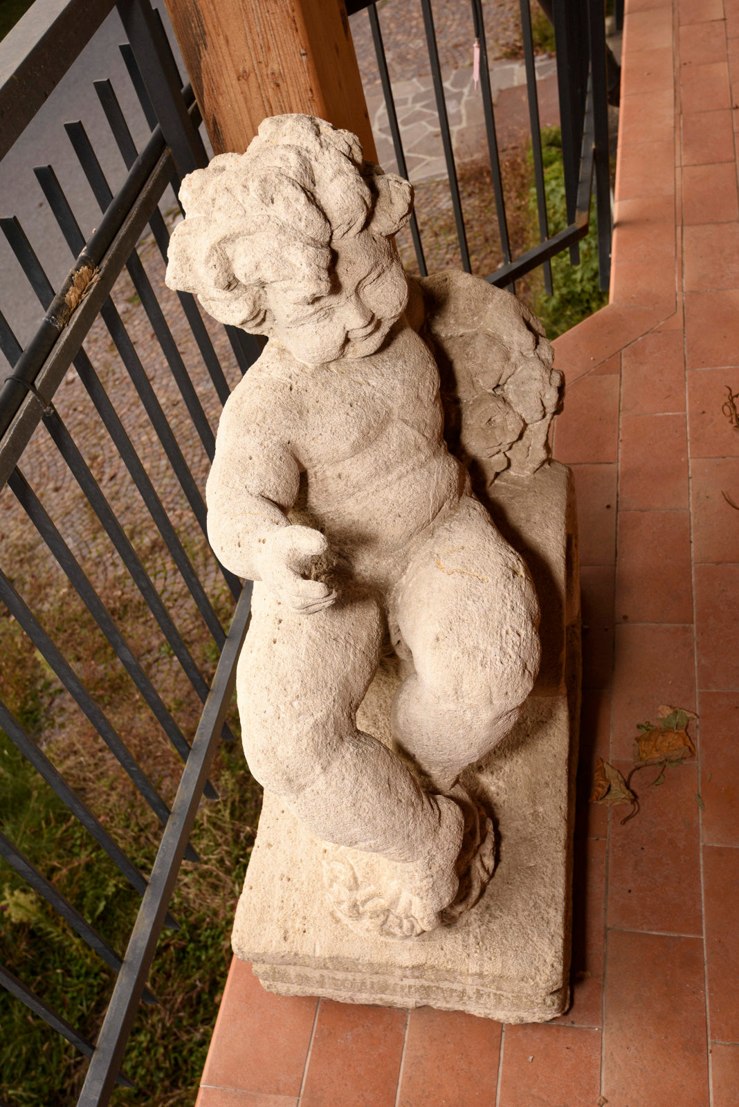 Putto in pietra scolpita Italia epoca fine 800