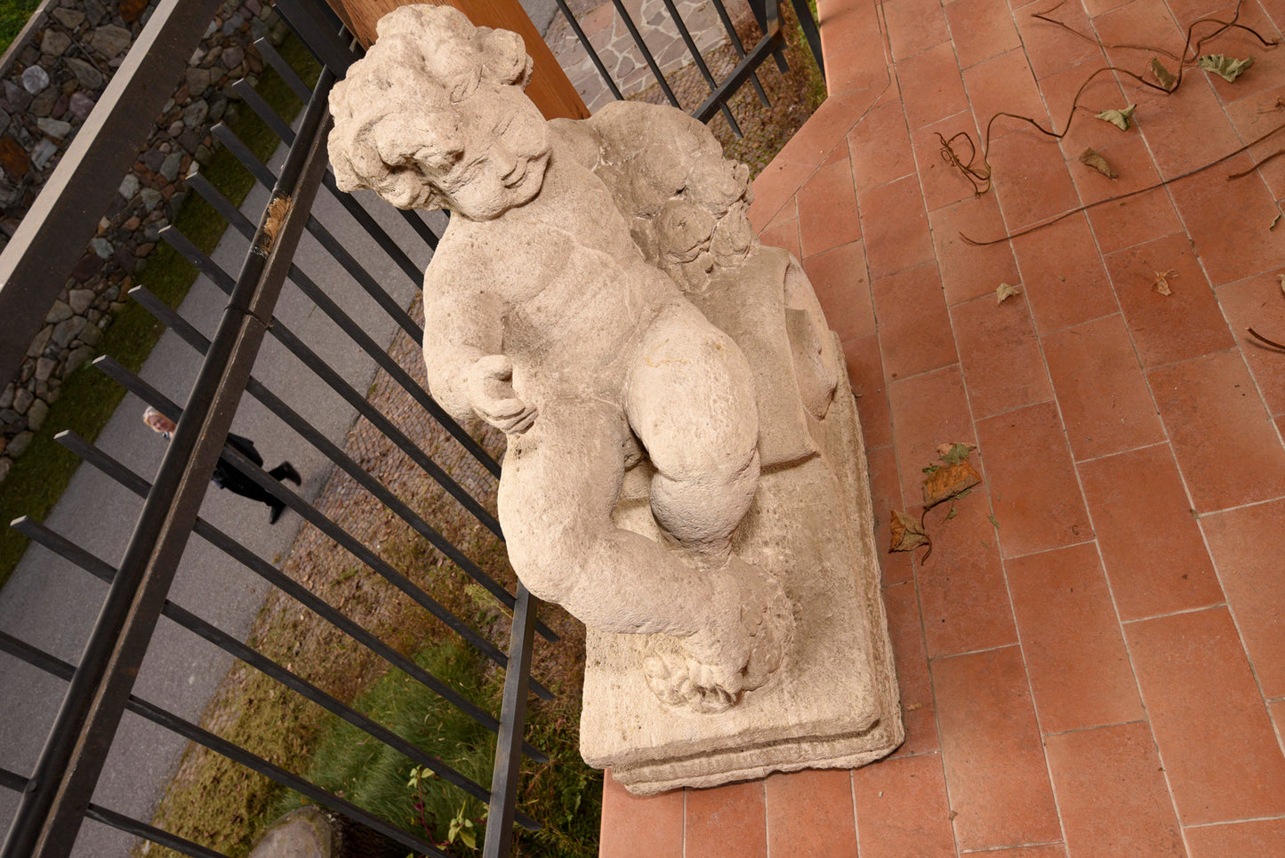 Putto in pietra scolpita Italia epoca fine 800