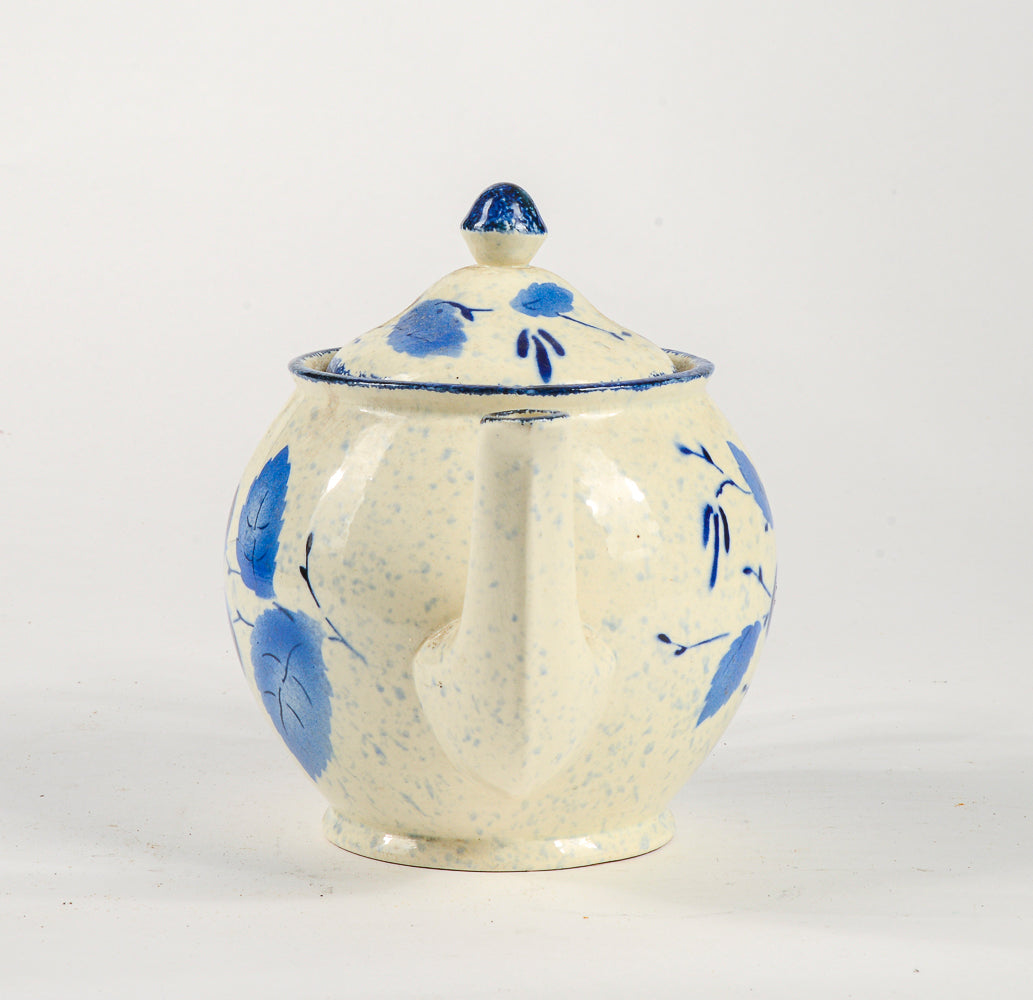Teiera brocca da the firmata Grela in ceramica bianca e blu