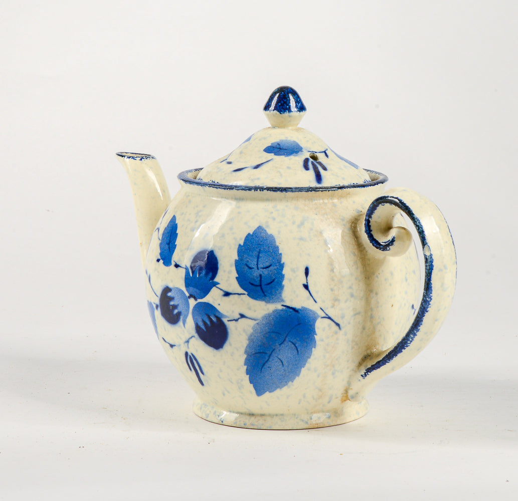 Teiera brocca da the firmata Grela in ceramica bianca e blu