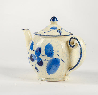Teiera brocca da the firmata Grela in ceramica bianca e blu