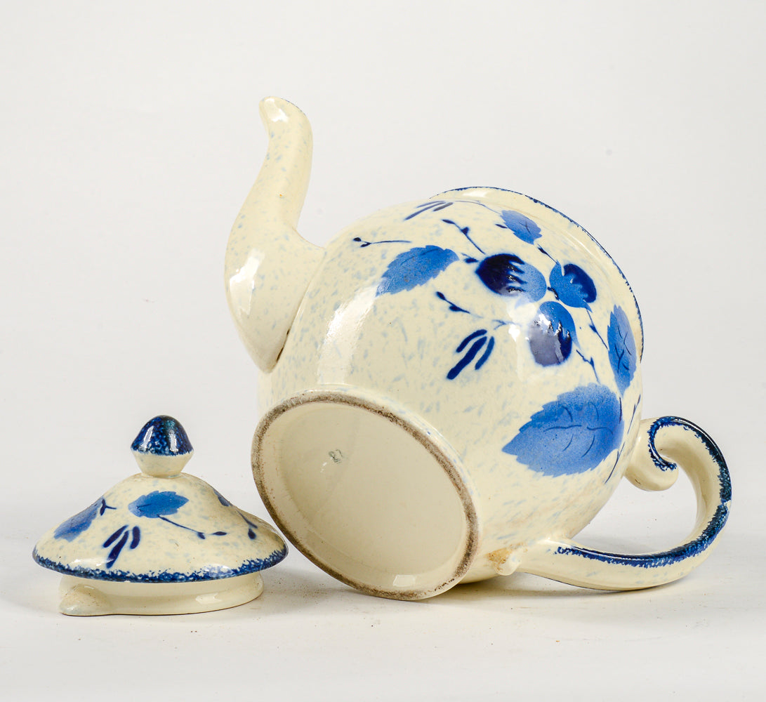 Teiera brocca da the firmata Grela in ceramica bianca e blu