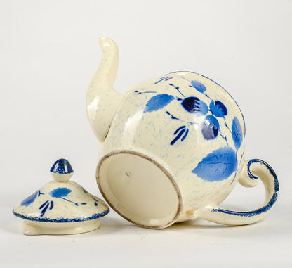 Teiera brocca da the firmata Grela in ceramica bianca e blu