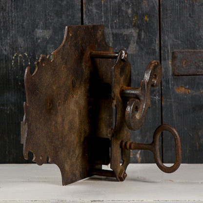 chiusura in ferro battuto con saltarello funzionante con chiave epoca XVIII secolo