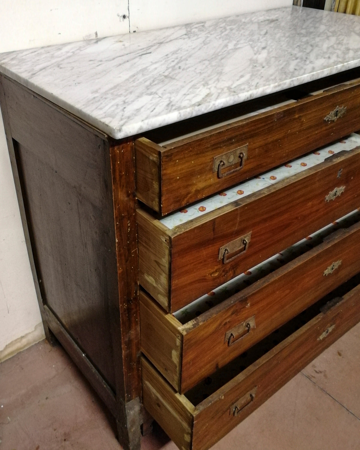 Como cassettiera in noce massello  4 cassetti piano in marmo bianco e grigio Italia  1930 da restaurare