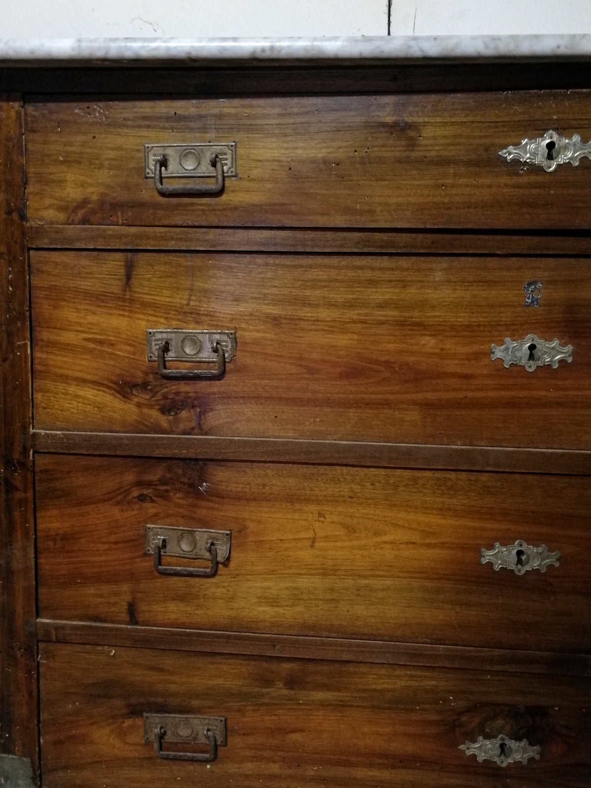 Como cassettiera in noce massello  4 cassetti piano in marmo bianco e grigio Italia  1930 da restaurare