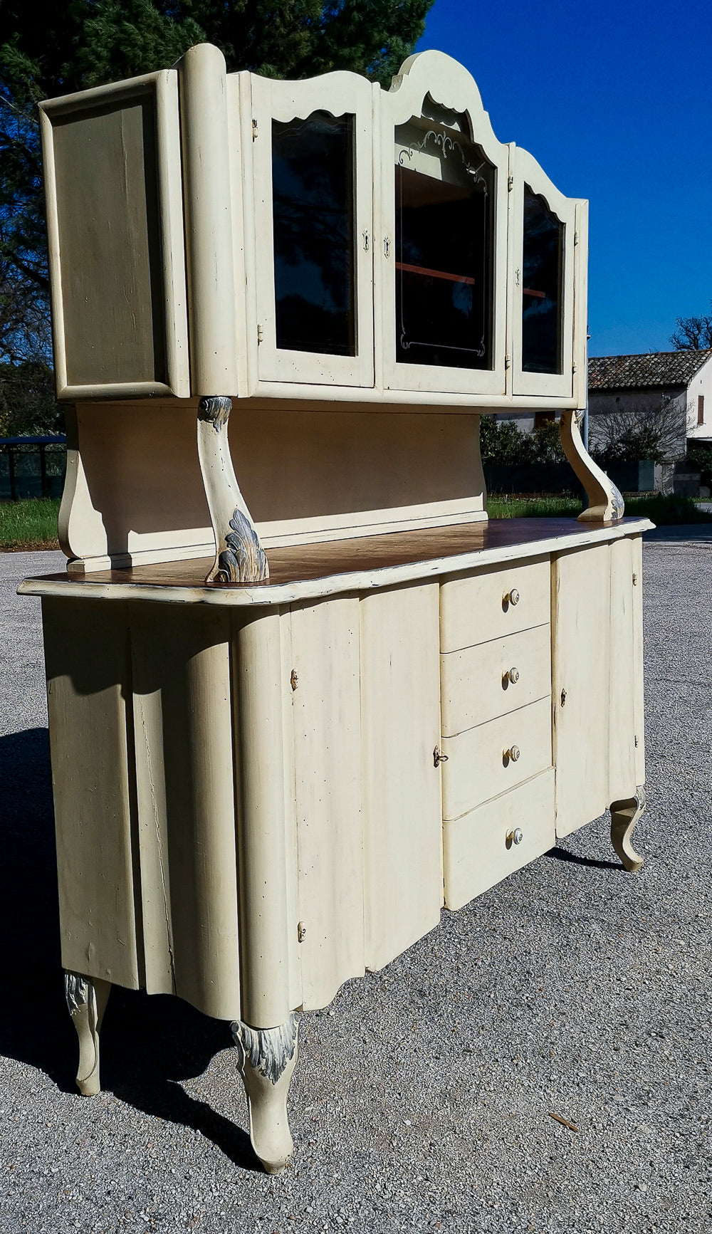 Credenza  impellicciata di noce  finitura shabby epoca 1940