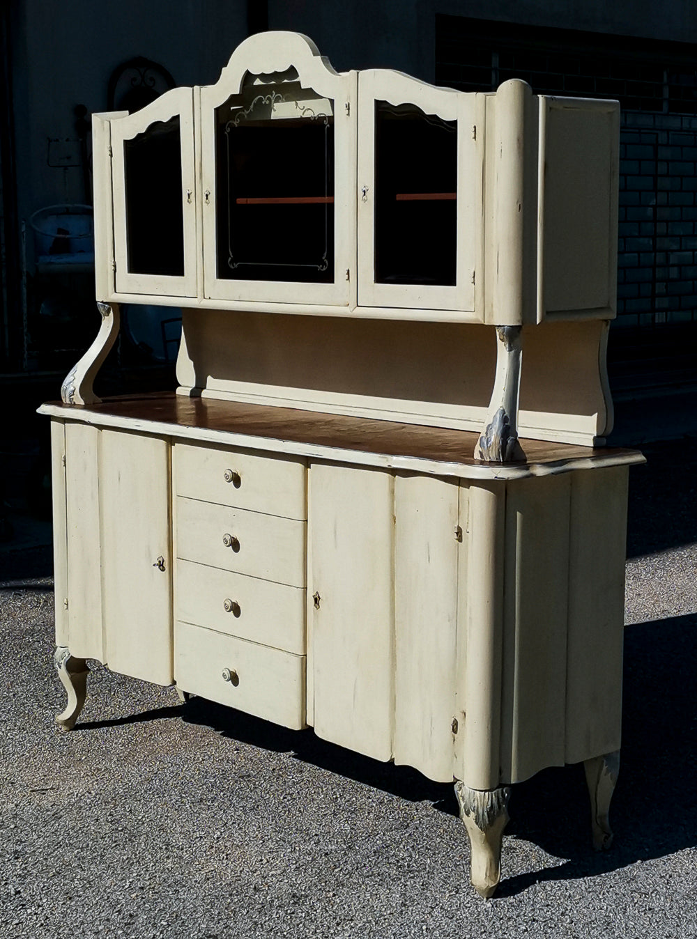 Credenza  impellicciata di noce  finitura shabby epoca 1940